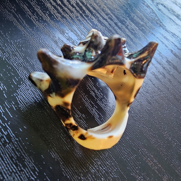 Carved Natural Shell Ring Brown and Cream Women's Appx Size 7 - Picture 3 of 9